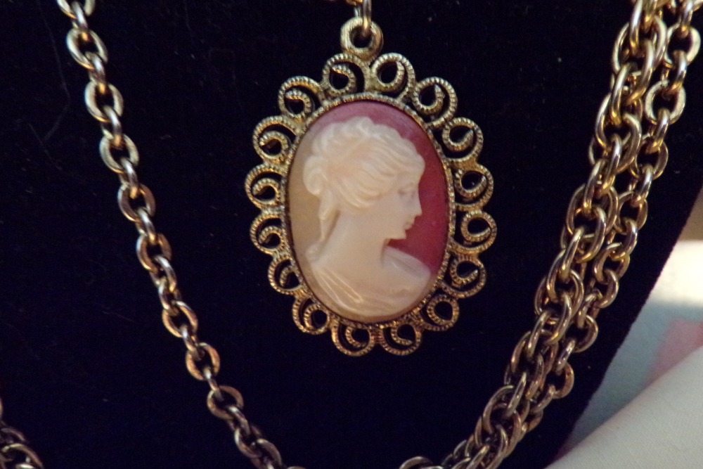 Vintage Cameo Pendant Necklace